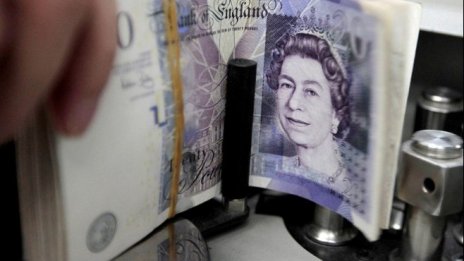 Паундът се насочва към най-лошото си седмично представяне от една година