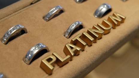 Цената на платината спада, след като по-рано удари едногодишен връх