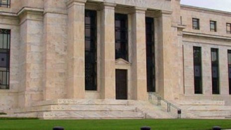 Защо лихвите в САЩ падат въпреки края на програмата за вливане на ликвидност?