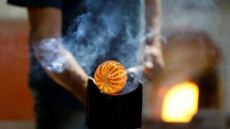 Българско семейство с бизнес в САЩ се връща, за да прави стъклено производство