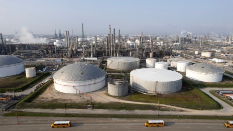 Петролът поевтинява с над 3%, след като САЩ въведоха мита от 104% за Китай*