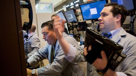 Dow Jones изтри близо 370 пункта в сесията