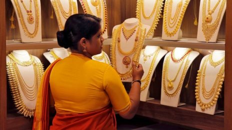 Бижутерите в Индия се надпреварват да свалят цените на златото преди Дивали