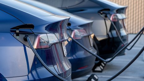 Tesla избегна спиране на продажбите в Калифорния след разследване около Autopilot