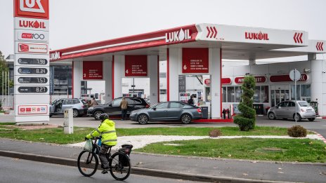 Carlyle преговаря с потенциални партньори от ОАЕ за активите на "Лукойл"