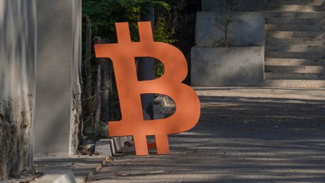 Цената на биткойна пое отново надолу, след като мина 106 хил. долара