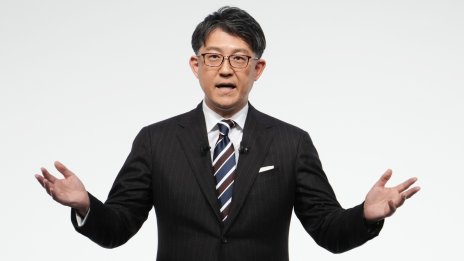 Новият капитан на Toyota насочва концерна към бурните води на електромобилите