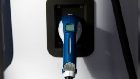 Оператор на зарядни станции се фокусира върху електромобилите на Tesla