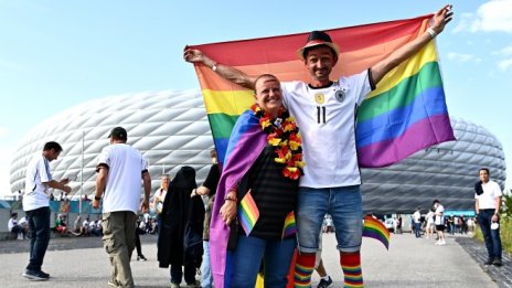 Как УЕФА си вкара автогол в цветовете на дъгата