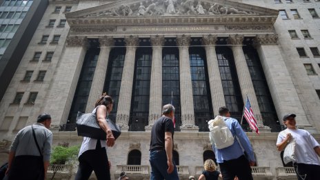 Dow ограничи спада, след като Фед сигнализира, че не бърза да намалява лихвите