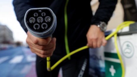 Килограм банани, свински ребра и... 20 киловата ток за колата, моля