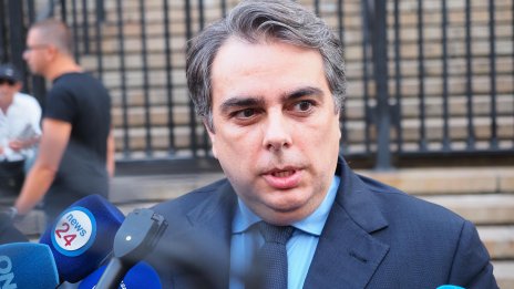 Асен Василев беше замесен по делото с варненския кмет и обяви, че се отказва от имунитета си