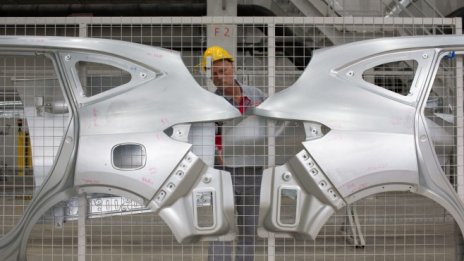 Войната в Украйна задълбочава производствените неволи на автомобилните компании