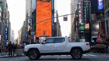 Акционер съди Rivian заради рязкото покачване на цените на нейните модели