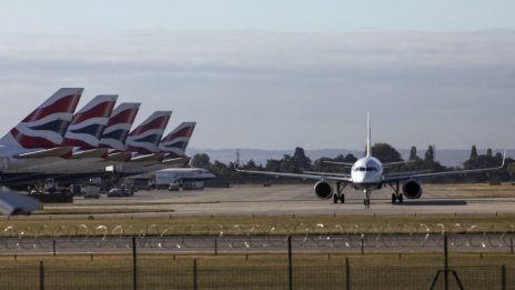 Броят на пътниците на най-голямото летище в Европа се понижава с 97% през април