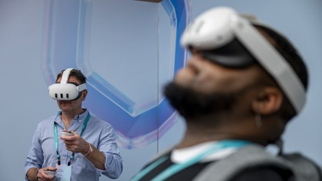 Meta ще сподели операционната си система за очилата Quest с конкуренти