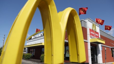 Приходите от продажби на McDonald's се понижиха за първи път от 2020 г.