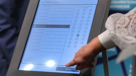 ЦИК показа хартиените и електронните бюлетини за вота на 2 октомври