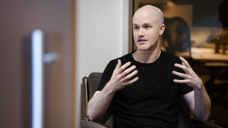 Шефът на Coinbase очаква приходите да намалеят наполовина за годината