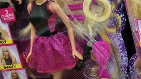 Производителят на Барби поглежда към Холивуд