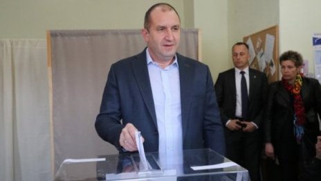 Президентът Радев поиска от партиите отговорност и готовност за компромиси*