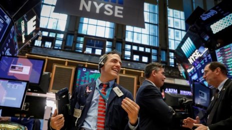 Една година след победата на Тръмп Wall Street отвори с леки понижения*