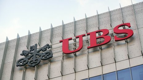 Инвеститори на дребно в Credit Suisse се готвят да оспорят в съда придобиването ѝ от UBS