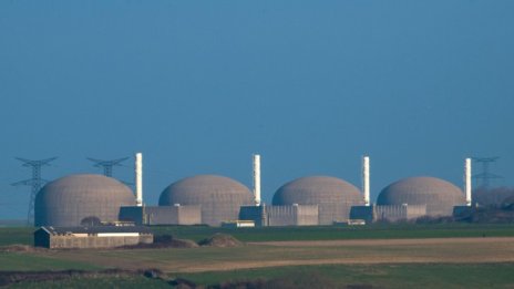 Франция търси решение на своя ядрен парадокс