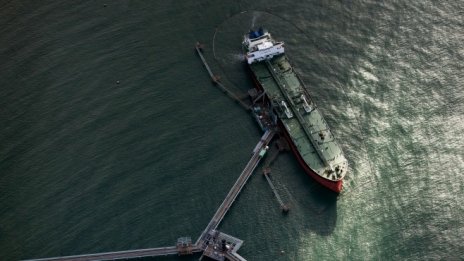 Петролът поевтинява, докато инвеститорите очакват среща между Байдън и Путин*