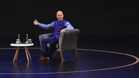 Джеф Безос слиза от трона на Amazon  