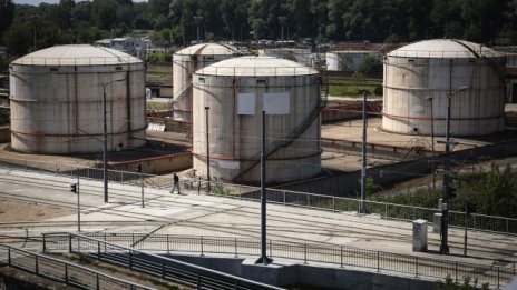 Свиването на запасите в САЩ подкрепя възходящия импулс на петролните пазари*