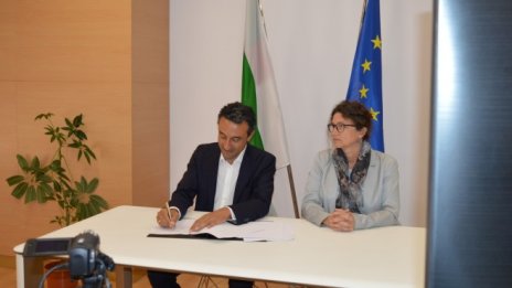 Министърът на иновациите подписа меморандум с Amazon