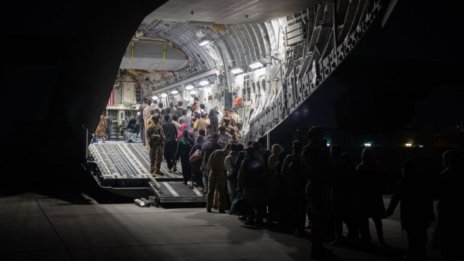 Терористична заплаха от „Ислямска държава“ рискува евакуацията в Афганистан