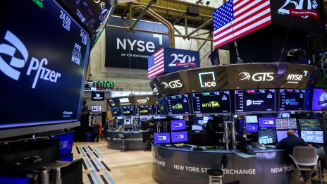 Технологичните акции продължават да повличат индексите на Wall Street надолу*