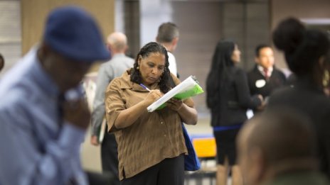 Броят на молбите за безработица в САЩ намалява втора поредна седмица