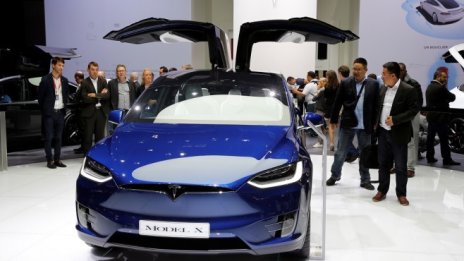 Tesla изтегля 11 хил. коли Model X от пазара