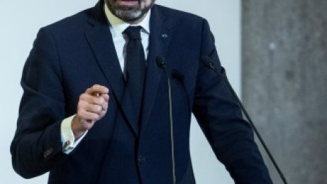 Франция повишава пенсионната възраст на 64 години въпреки протестите