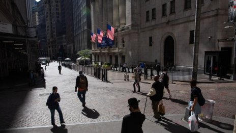 Dow изпрати първия ден от седмицата с понижение от 400 пункта