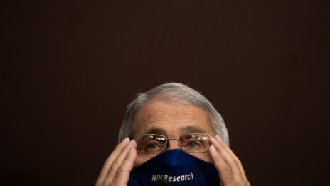 Фаучи - лекарят, който без да иска, се озова в центъра на предизборната кампания