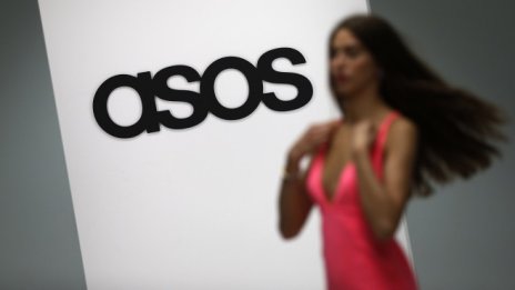 Акциите на Asos се сринаха с 35% след предупреждение за печалбата
