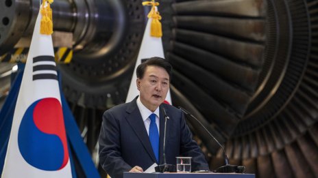 Южнокорейският вон е на 2-годишно дъно, след като в страната бе обявено военно положение