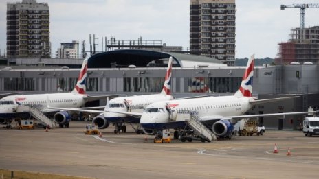 Собственикът на British Airways планира да набере 2,75 млрд. евро, за да оцелее