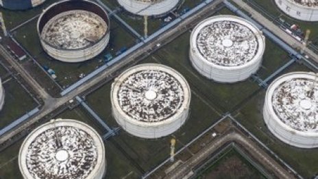 Ръстът в търсенето на петрол в Китай тласка цените на суровината нагоре*