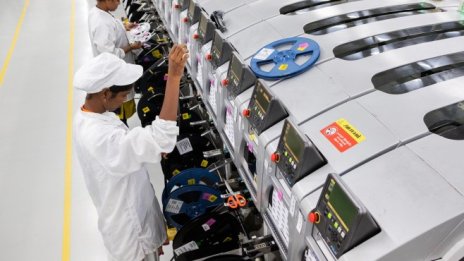 Печалбата на поддоставчика на Apple Hon Hai се срина с почти 90%