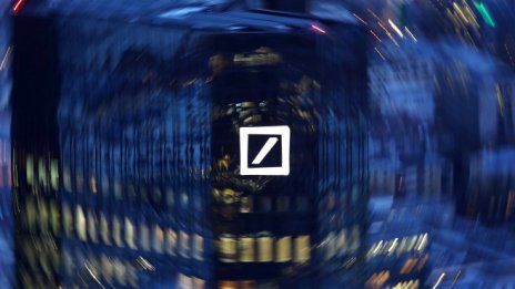 Deutsche Bank обмисля да раздели основния си бизнес в холдингова компания
