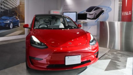 Model 3 на Tesla остава най-популярният електромобил в Европа