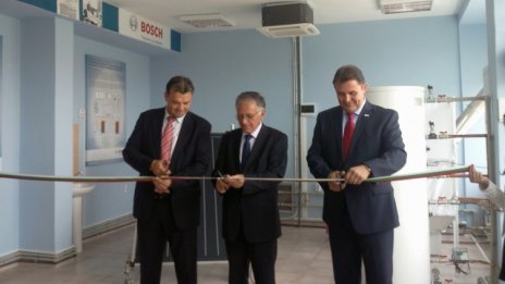 Образование и практика се сближават в нова лаборатория към ТУ София