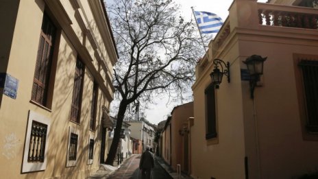 Как този, който вкара Гърция в еврозоната, сега я притиска до стената