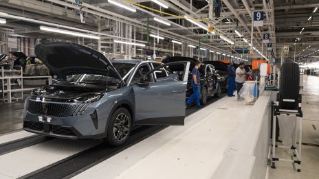 Временният ръководител на Stellantis променя стратегията след напускането на Карлос Таварес