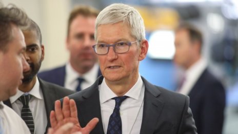 Apple се изправя пред дело от акционери заради коментари на Кук